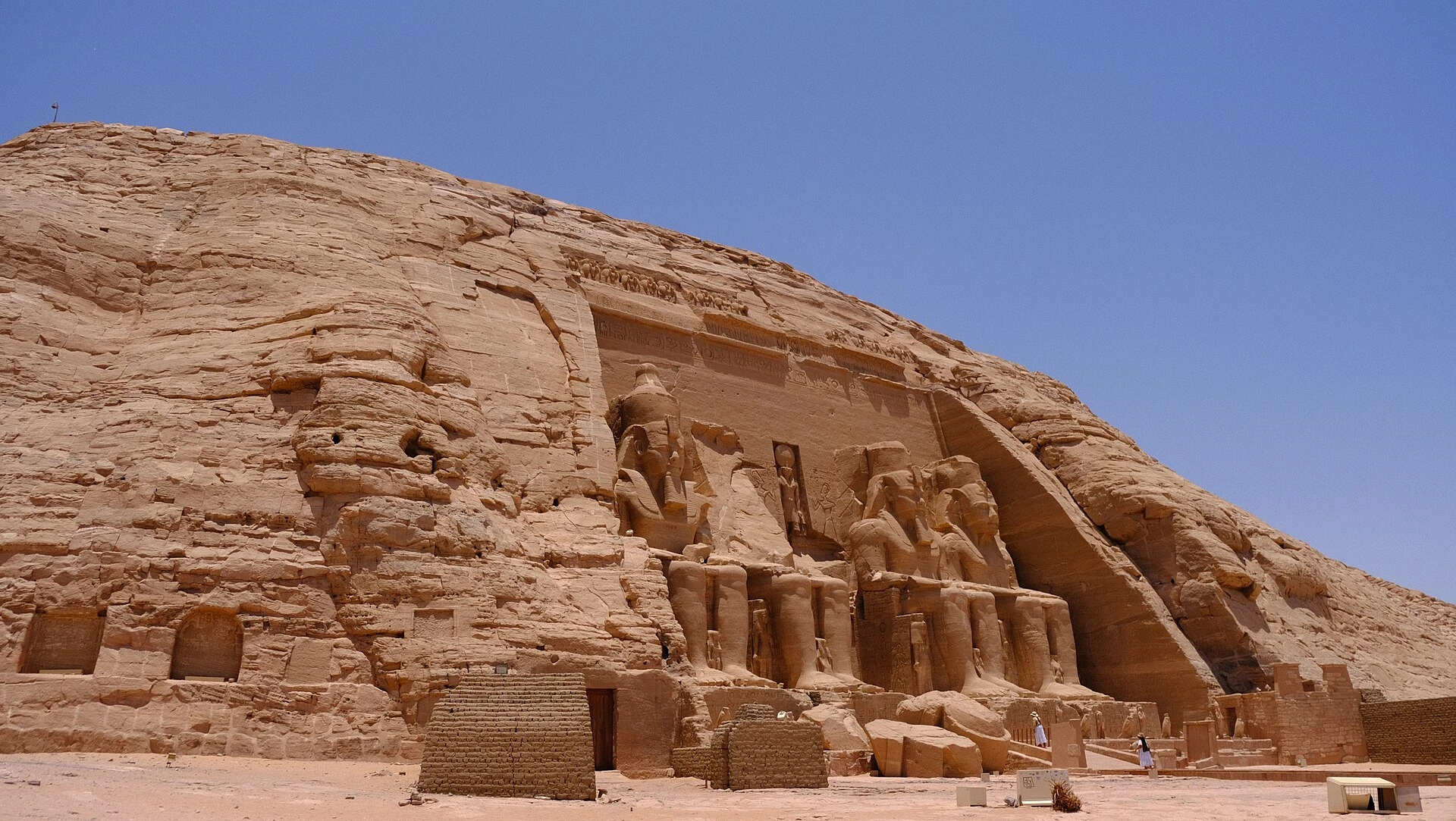 アブ・シンベル大神殿と岩山の全景