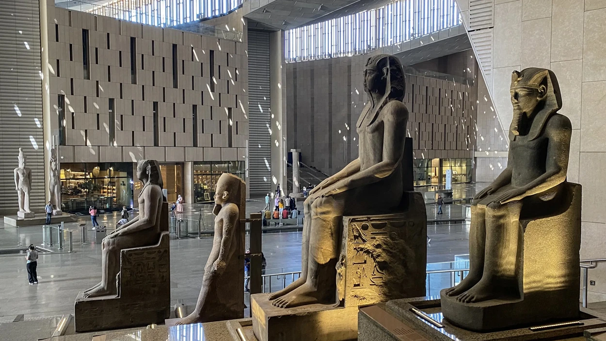 大エジプト博物館の大階段と古代エジプトの石像