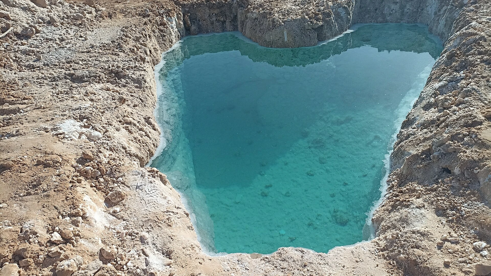 シーワ・オアシスの塩湖とターコイズ色の水面