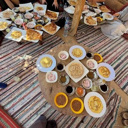 ファイユームの砂漠キャンプで楽しむエジプト料理の昼食