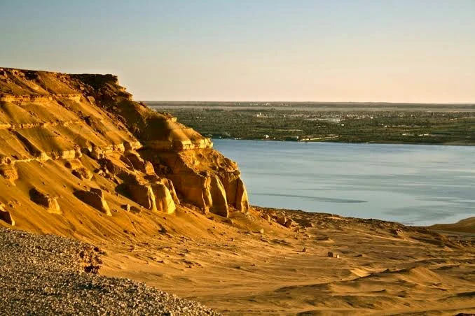 砂漠の地形と水面が広がるファイユームのカルーン湖