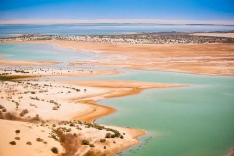 ワディ・エル・ラヤンの上湖と下湖が広がる景観