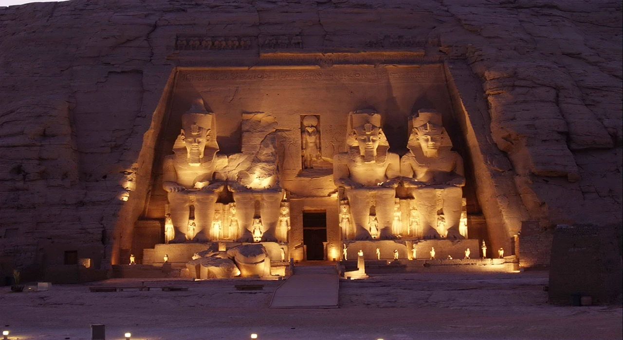 夜にライトアップされたアブ・シンベル大神殿