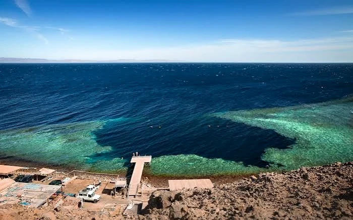 ダハブのブルーホール周辺の海岸とサンゴ礁