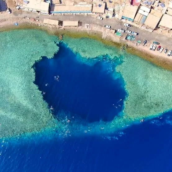 ダハブのブルーホールを上空から見た景色