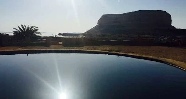 シーワ砂漠の冷たい泉とオアシスの風景