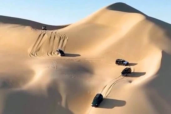シーワの大砂海の砂丘を進む4WD車