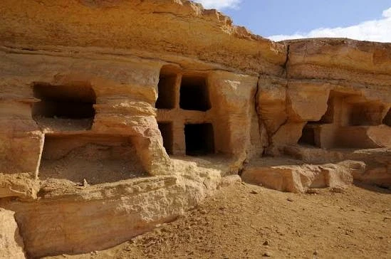 シーワ・オアシスの死者の山に残る岩窟墓群