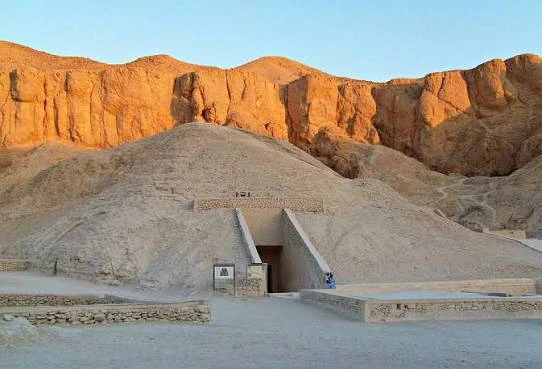 ルクソール西岸にある王家の谷の墓入口と岩山